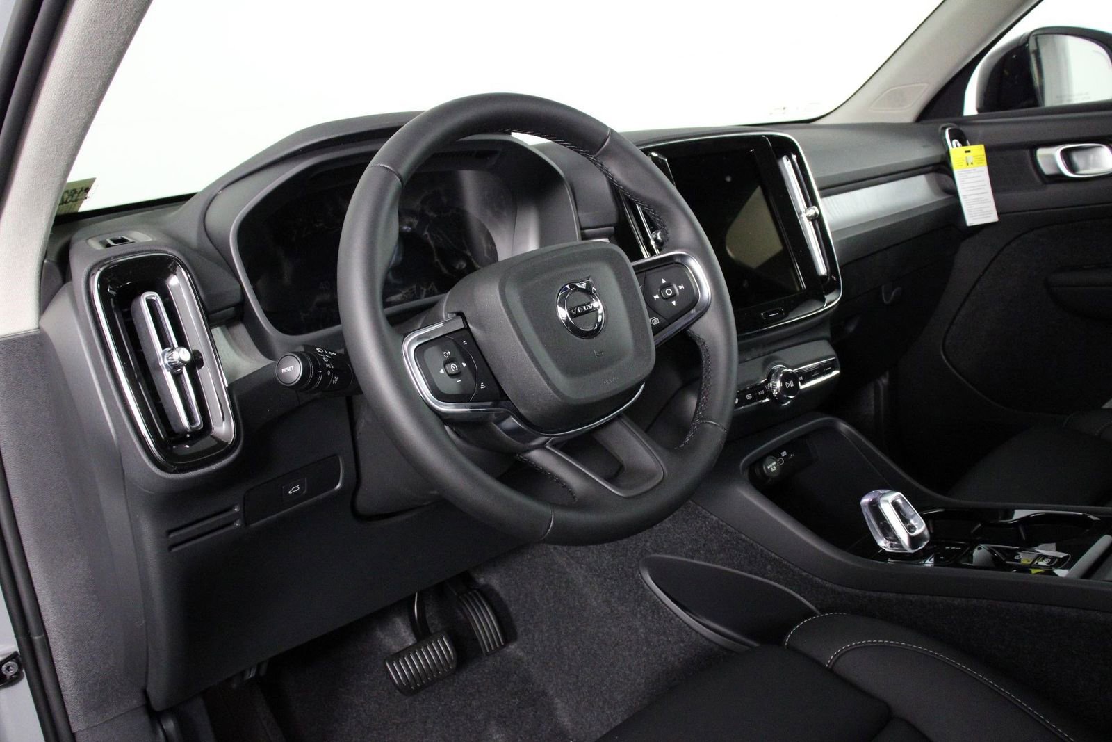 New 2025 Volvo XC40 B5 Plus w/ Protection Package Premier image 8