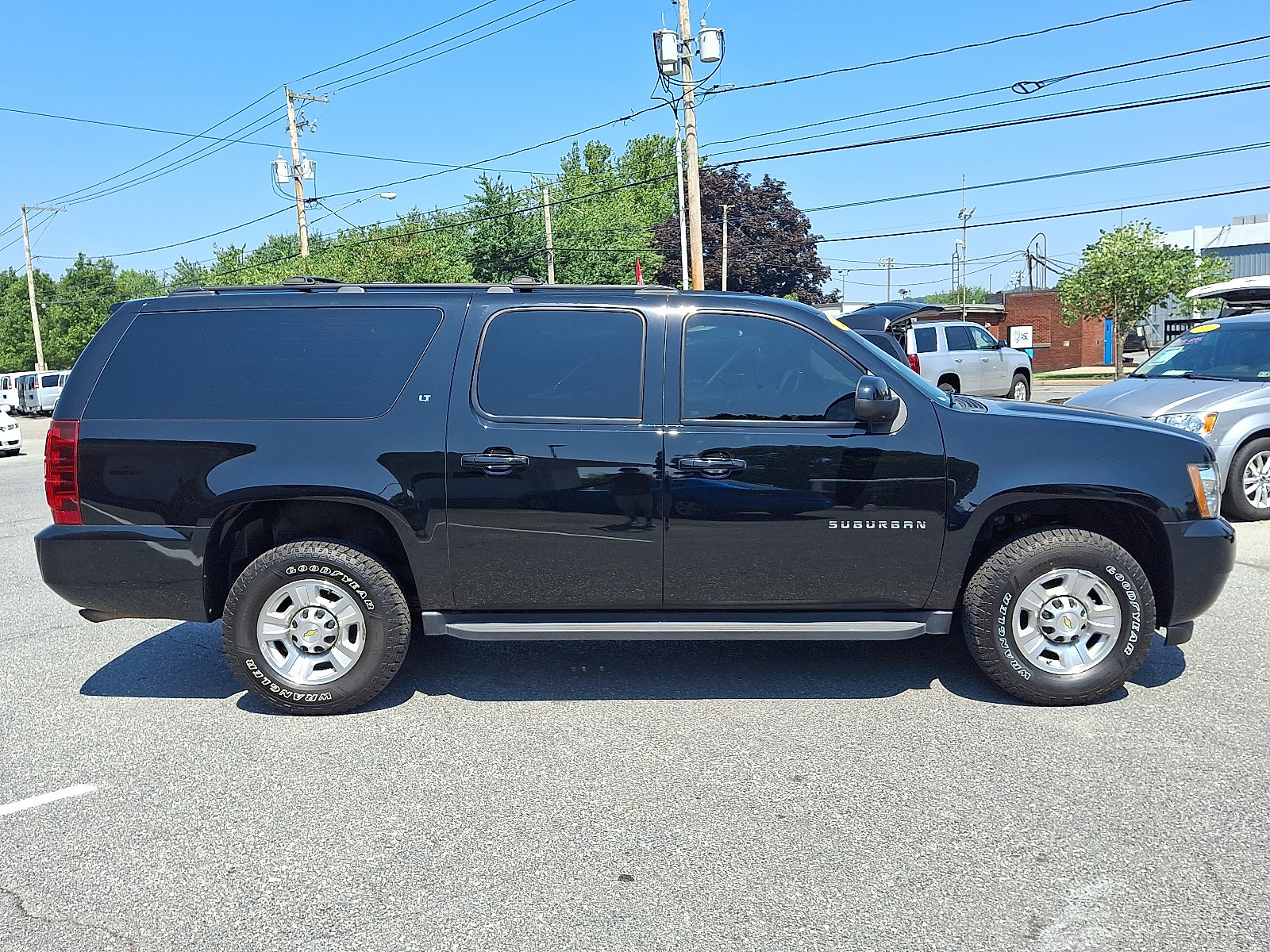 Used 2011 Chevrolet Suburban 2500 LT w/ Snow Plow Prep Package image 8