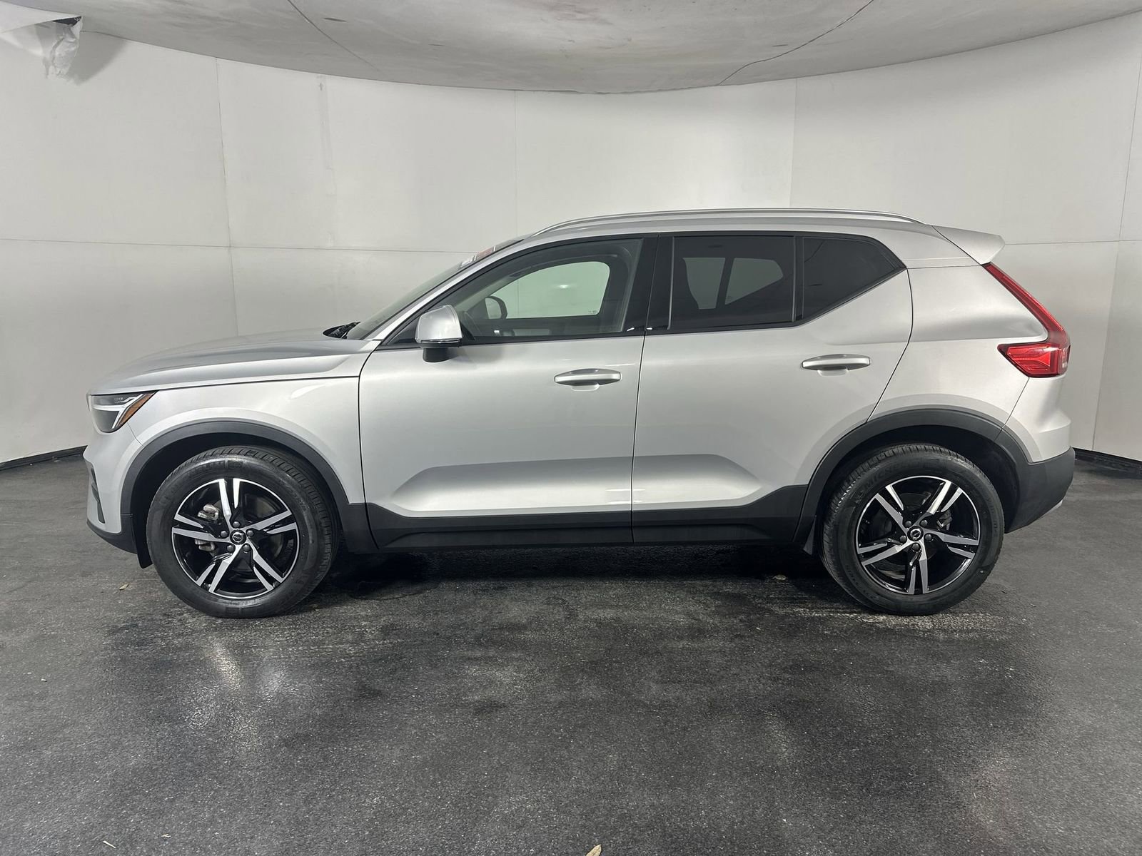Used 2023 Volvo XC40 B5 Core image 8