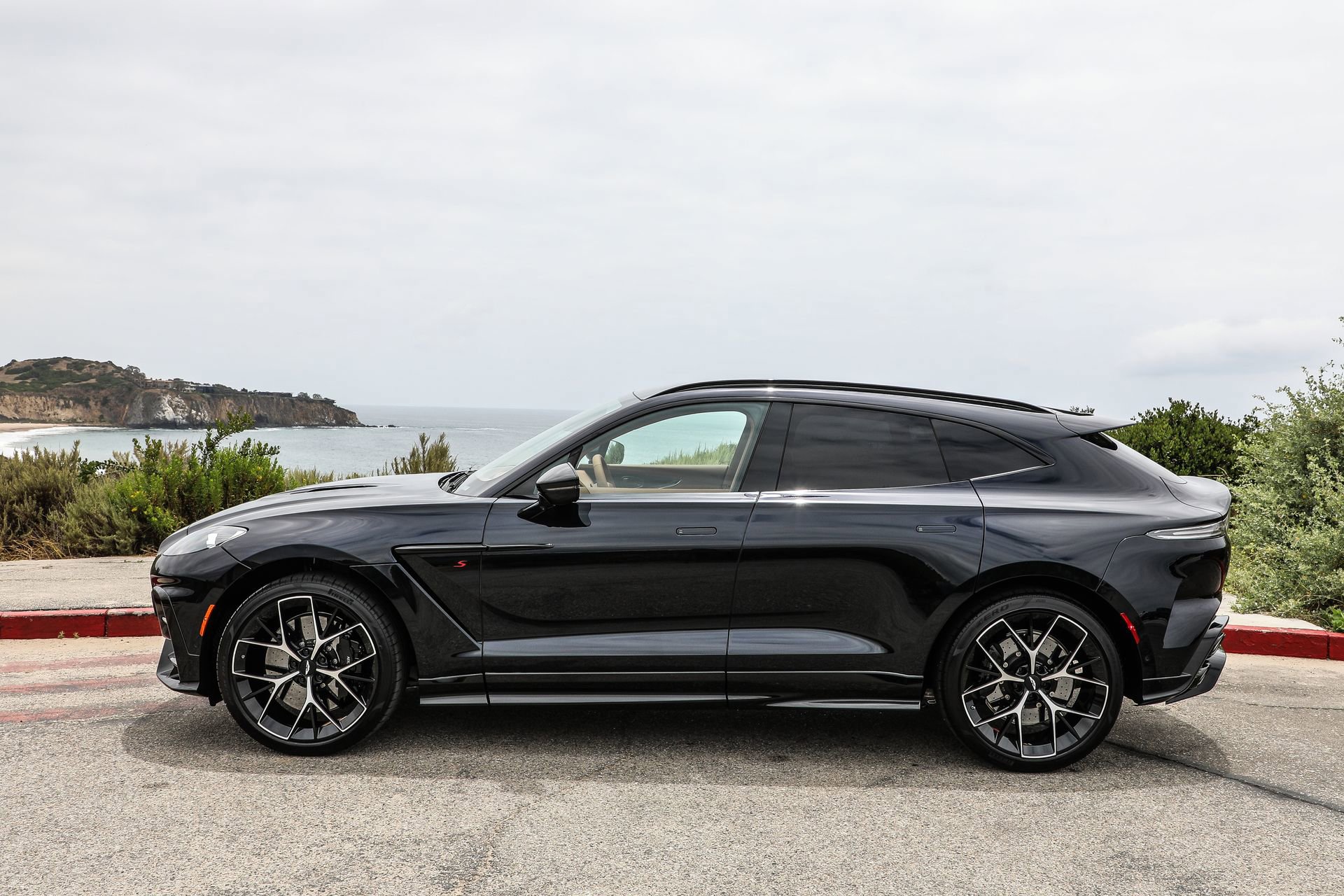 Used 2022 Aston Martin DBX AWD/4WD image 38