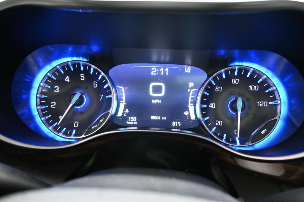 Used 2024 Chrysler Pacifica Limited w/ Uconnect Theater Family Group FWD image 16