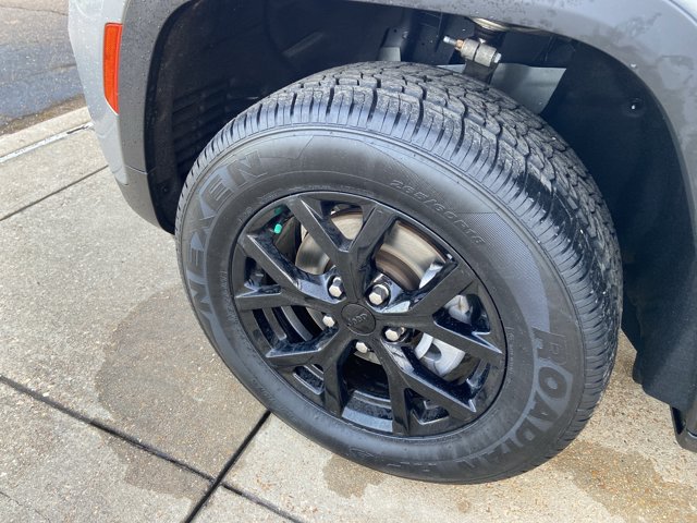 Used 2025 Jeep Grand Cherokee Altitude AWD/4WD image 25