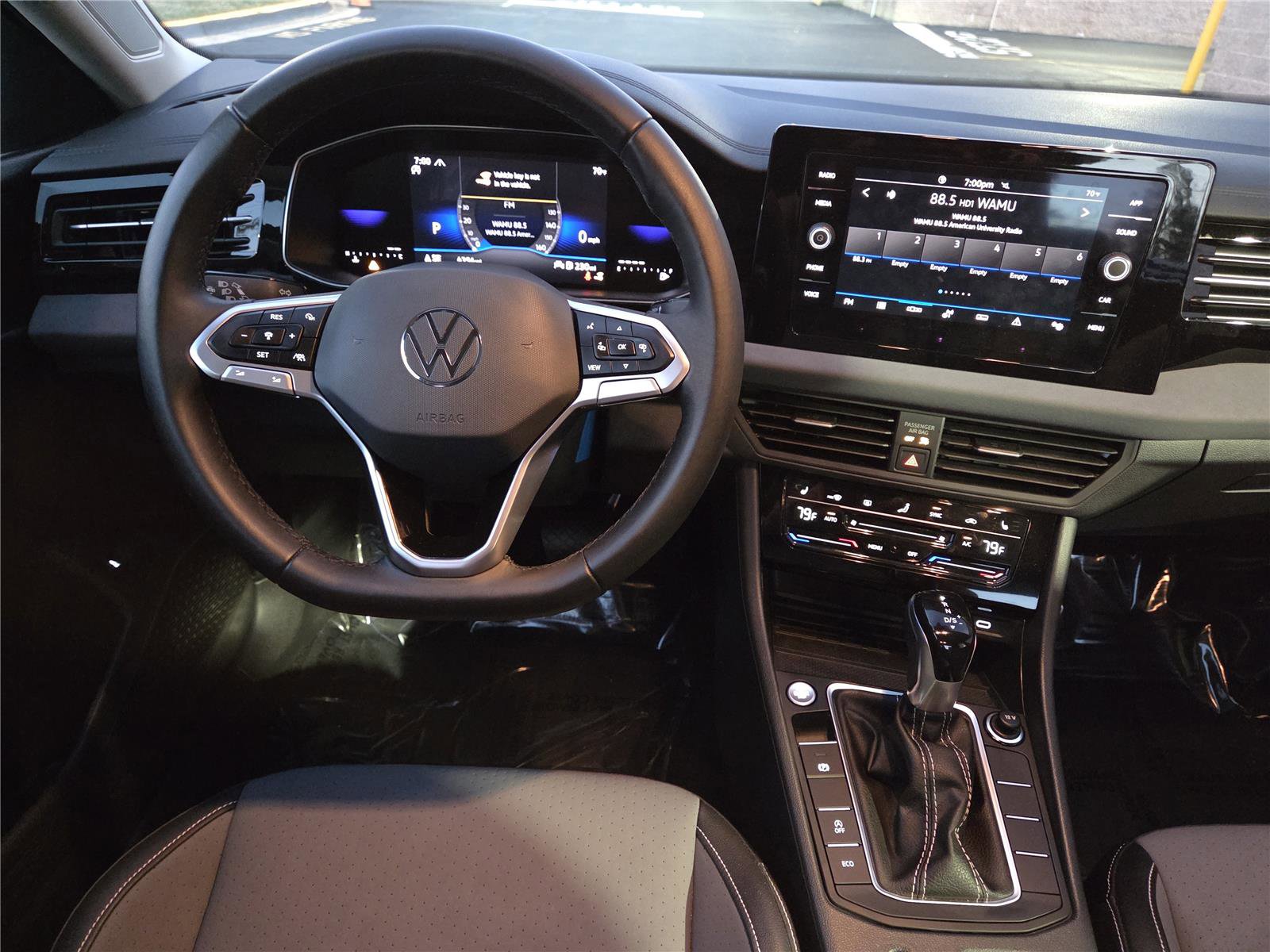 Certified 2025 Volkswagen Jetta SE w/ Sunroof Package image 16