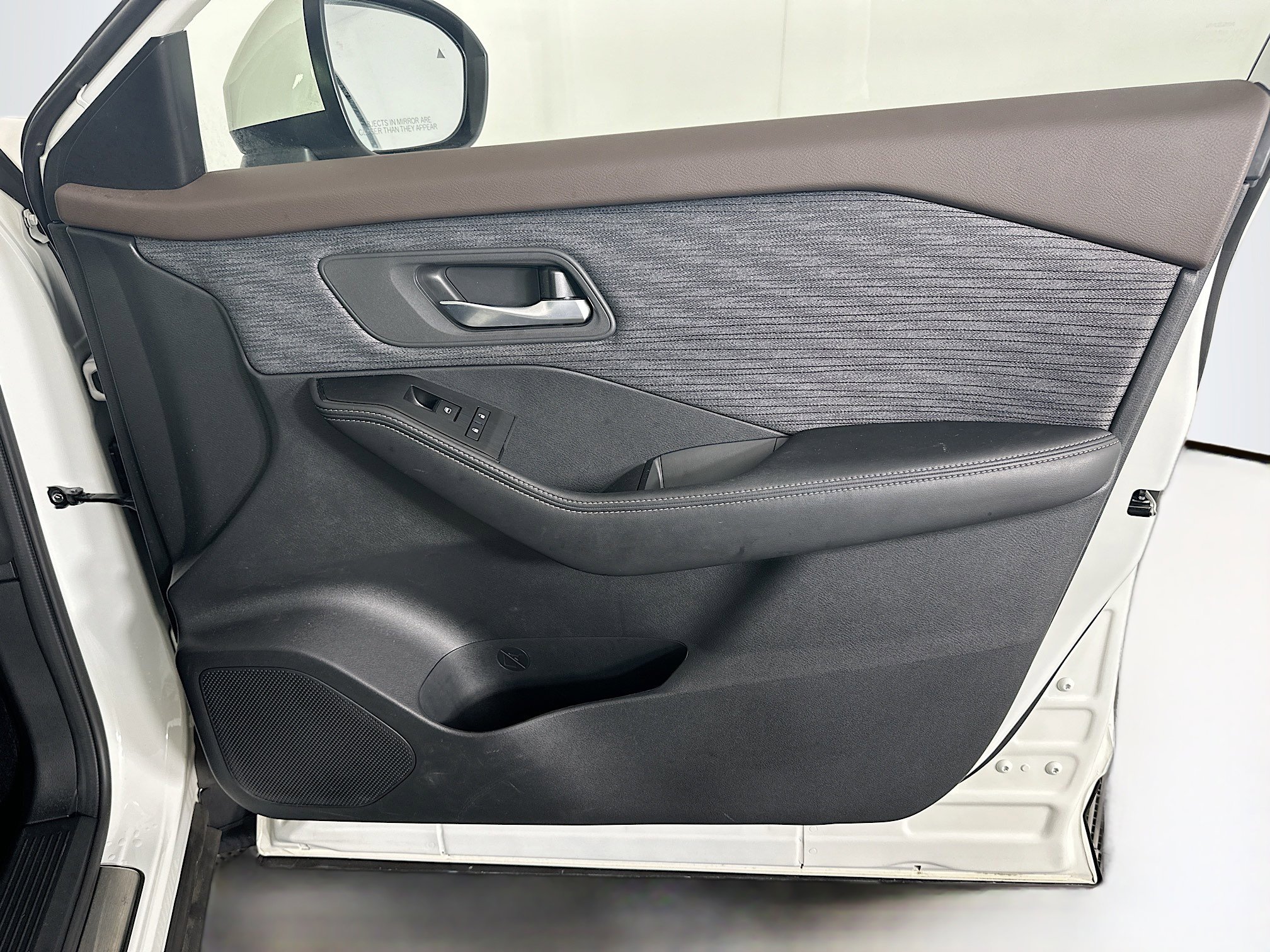Used 2023 Nissan Rogue SV image 31