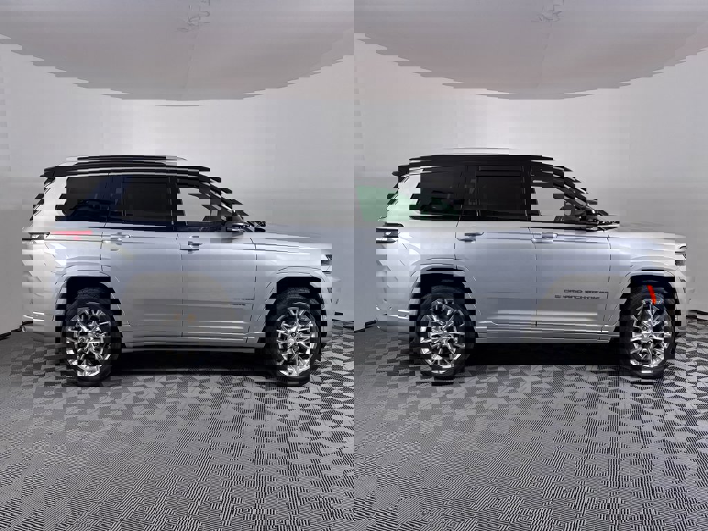 Used 2021 Jeep Grand Cherokee L Summit w/ Luxury Tech Group V image 15