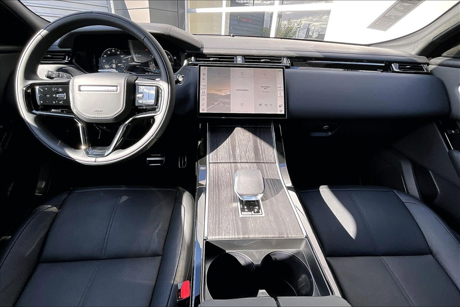 New 2026 Land Rover Range Rover Velar Dynamic SE image 5