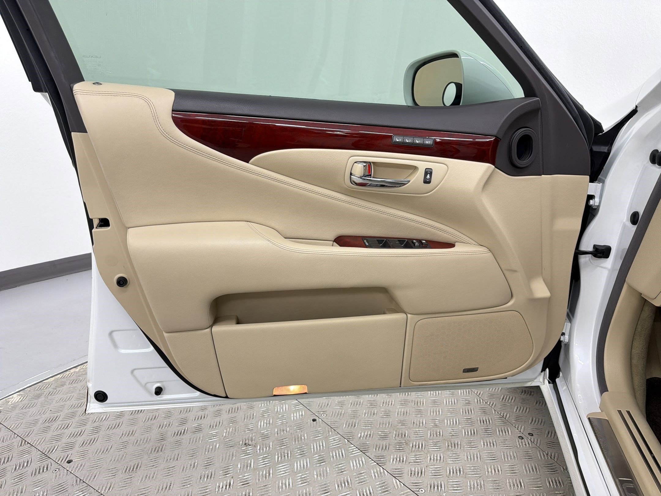 Used 2012 Lexus LS 460 L w/ Rear Seat Upgrade Pkg RWD image 22