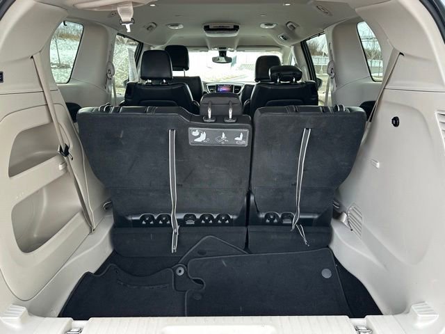 Used 2017 Chrysler Pacifica Touring-L image 13