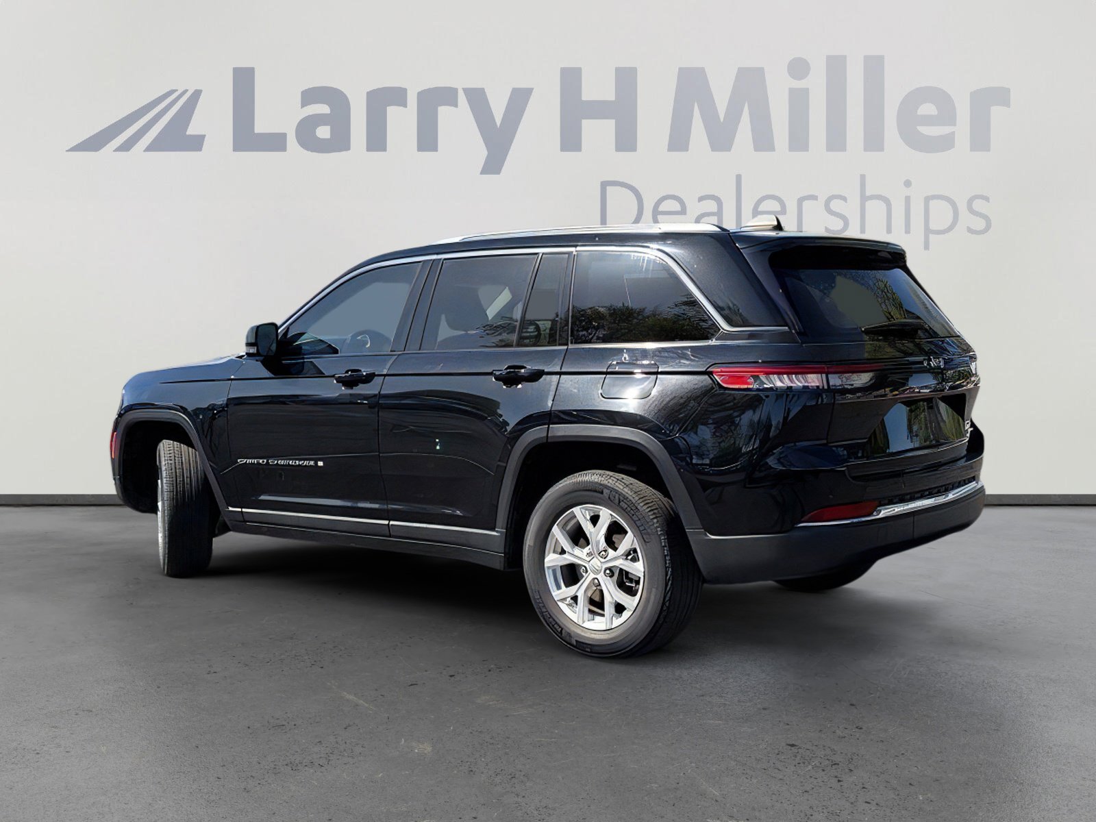 Used 2023 Jeep Grand Cherokee Limited RWD image 3