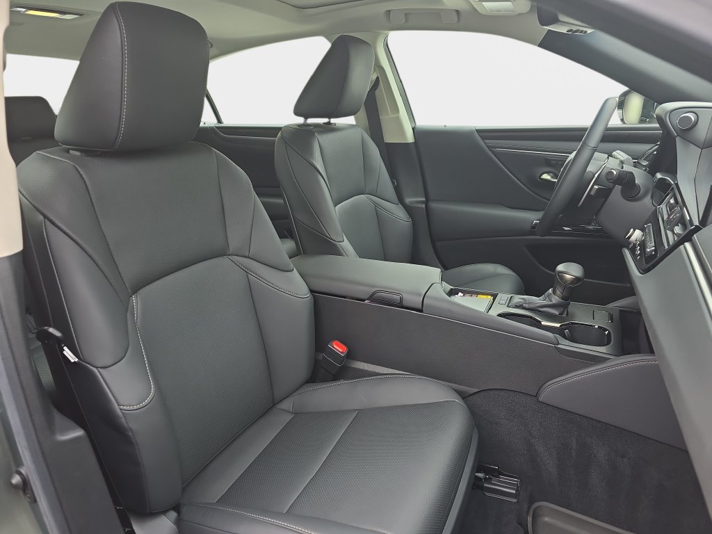 Used 2025 Lexus ES 300h w/ Premium Package FWD image 12