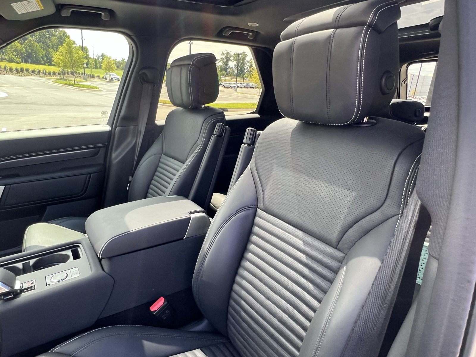 Used 2025 Land Rover Discovery Metropolitan Edition AWD/4WD image 15