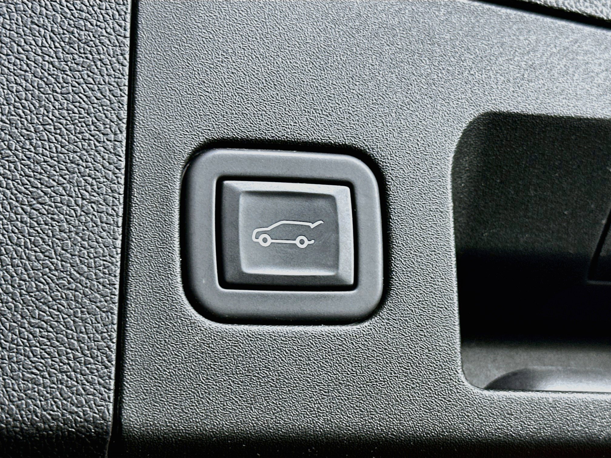 Used 2024 Cadillac XT4 Luxury w/ Cold Weather Package FWD image 29