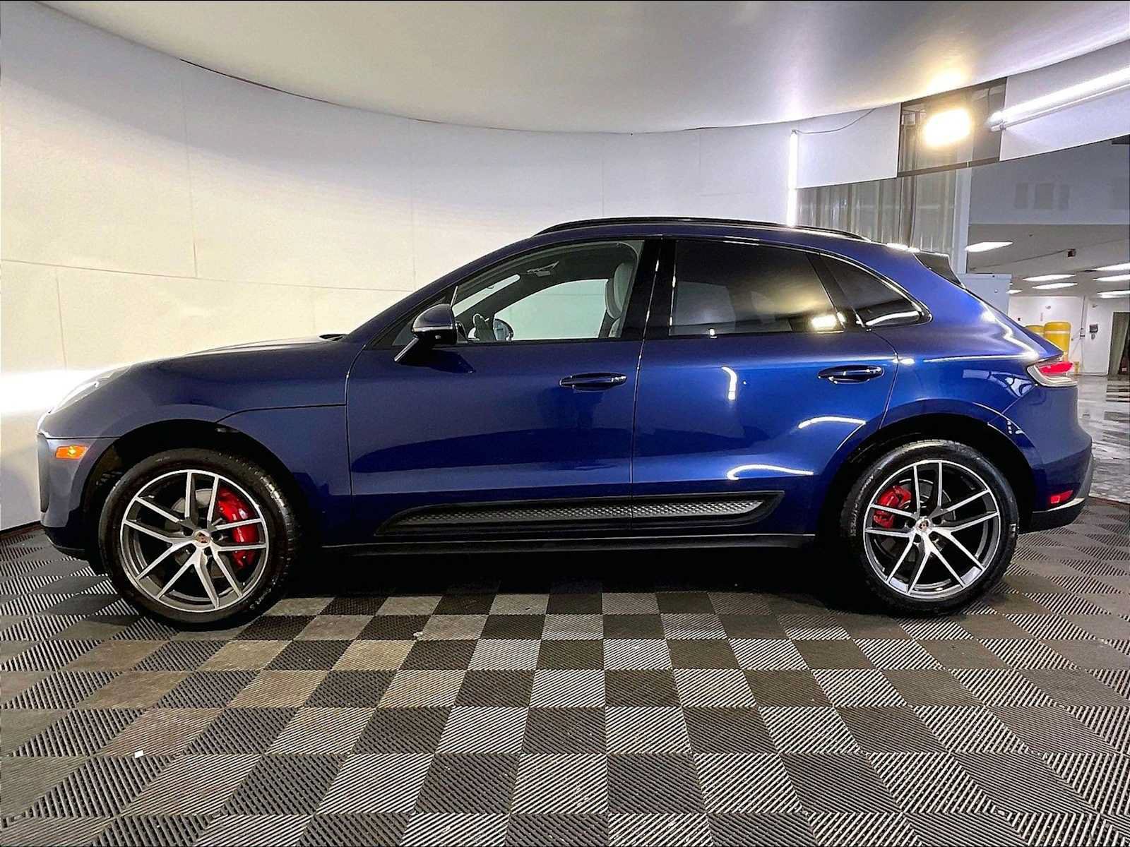 Certified 2023 Porsche Macan S AWD/4WD image 2
