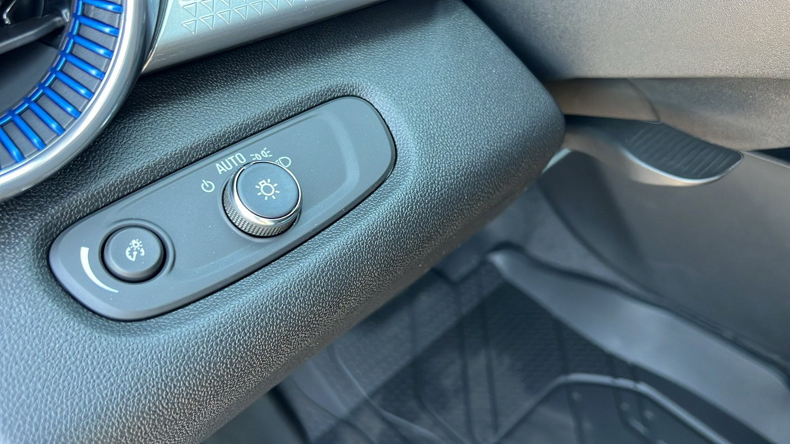 New 2026 Chevrolet Trax LT w/ Sunroof Package image 29