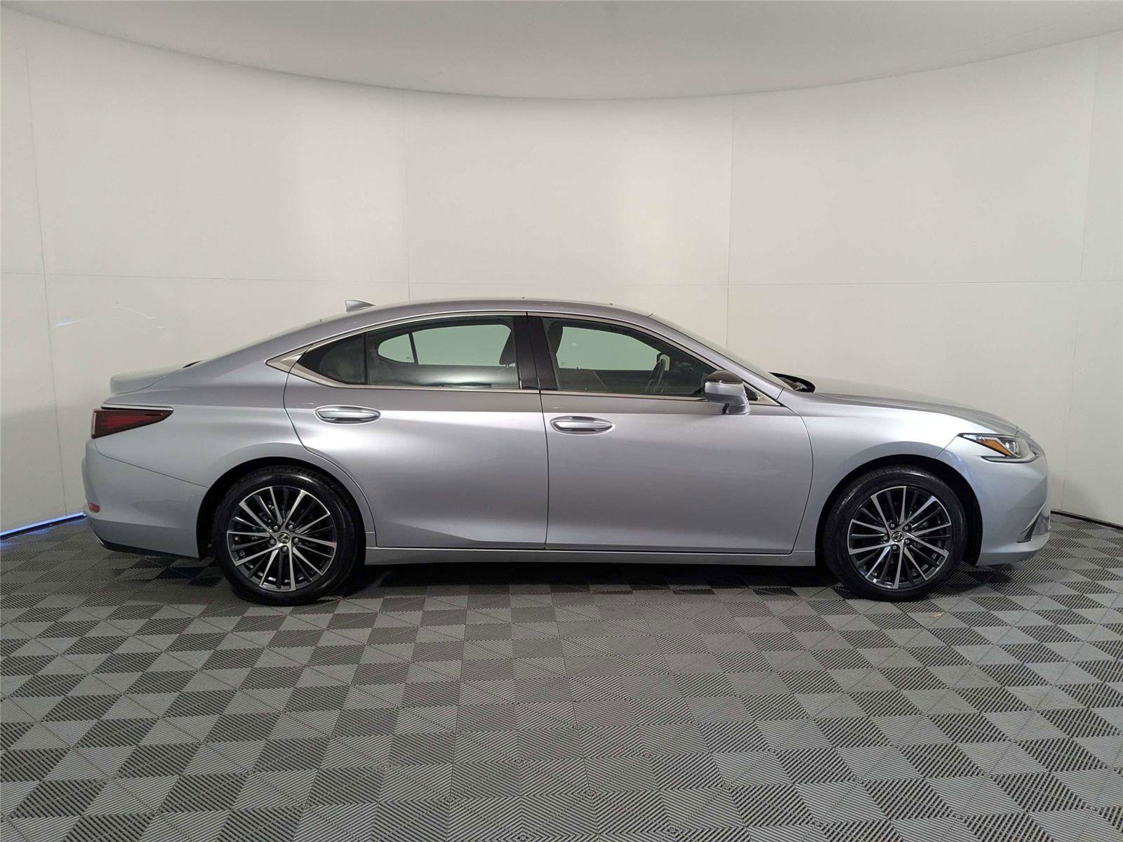 Used 2025 Lexus ES 350 w/ Premium Package FWD image 4