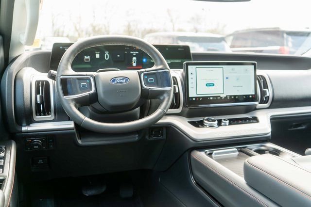 Used 2025 Ford Expedition Active AWD/4WD image 14