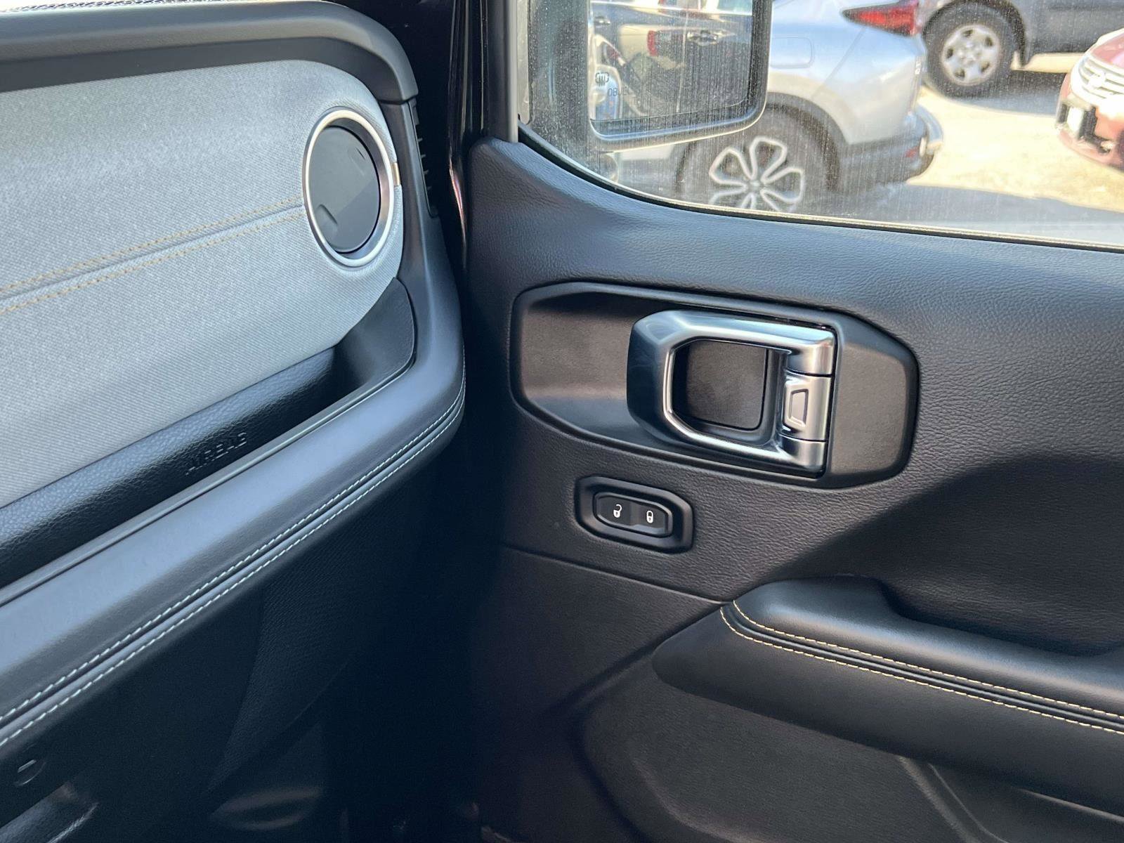 Used 2025 Jeep Wrangler Sahara image 36