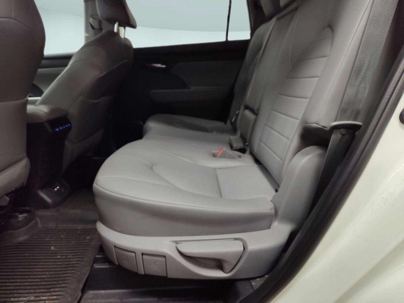 Used 2020 Toyota Highlander XLE image 13