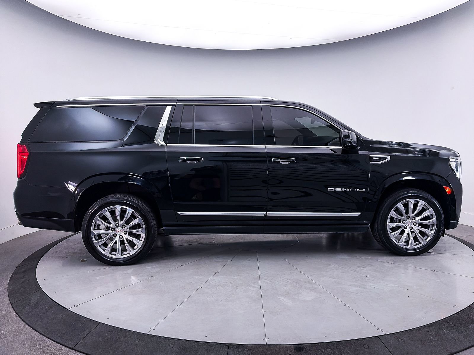 Used 2023 GMC Yukon XL Denali AWD/4WD image 43