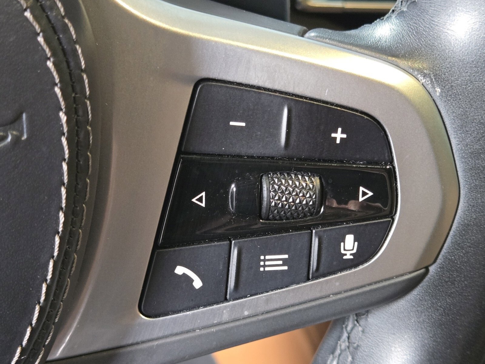 Used 2023 BMW X6 xDrive40i w/ M Sport Package image 25