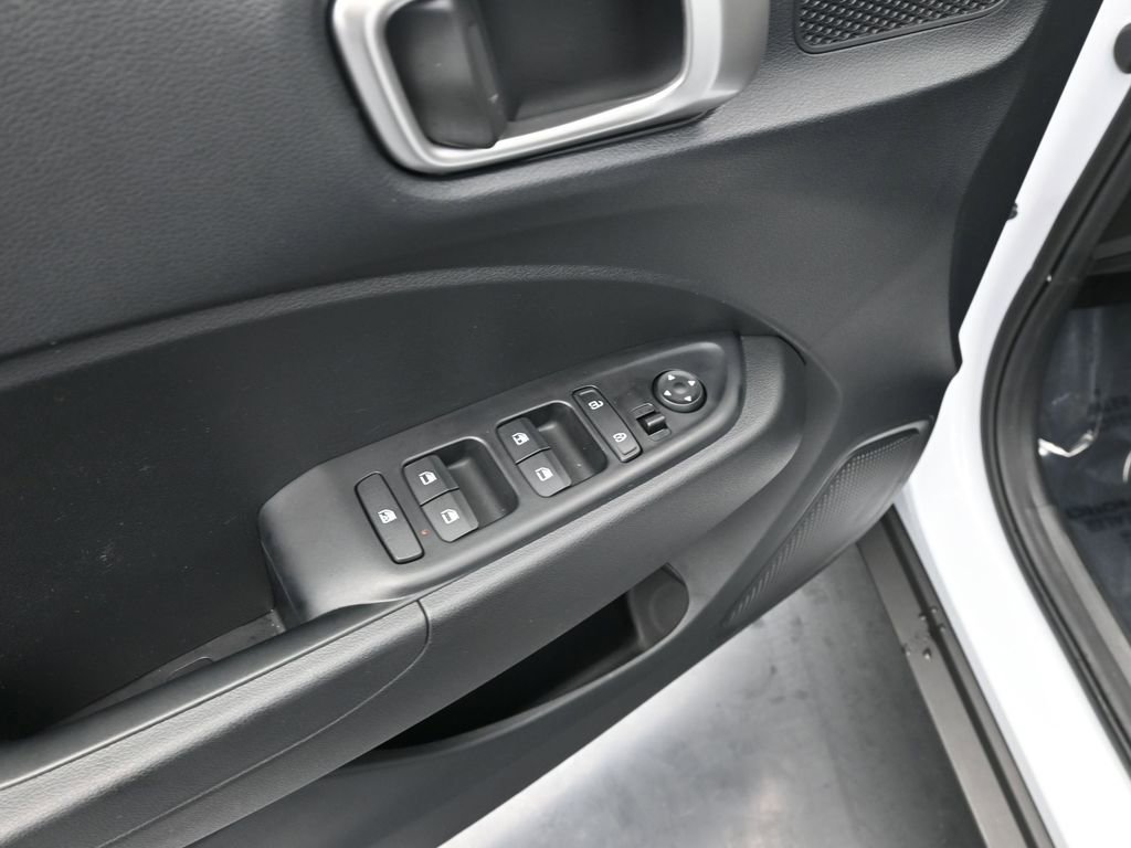 Certified 2025 Hyundai Venue SE image 16