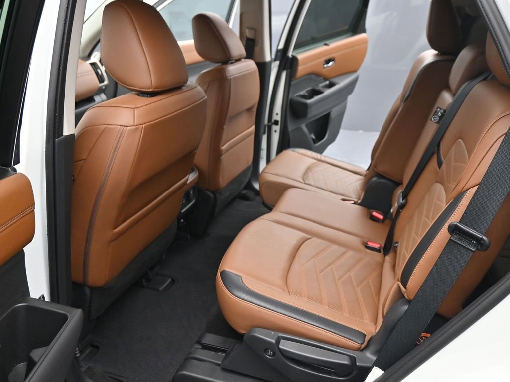 Used 2024 Nissan Pathfinder Platinum w/ Cargo Package image 16