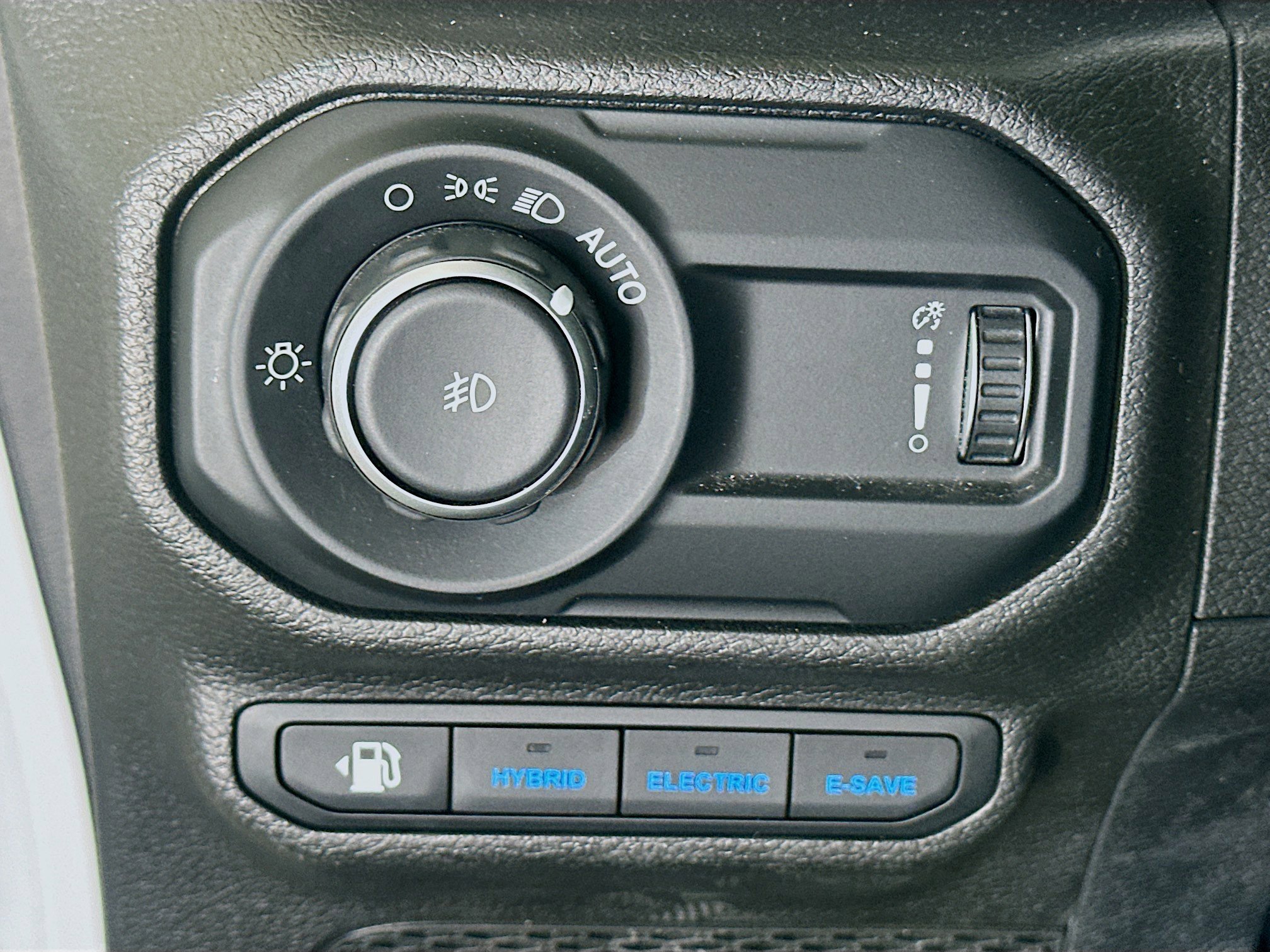 Used 2023 Jeep Wrangler Unlimited Sahara w/ Cold Weather Group AWD/4WD image 16
