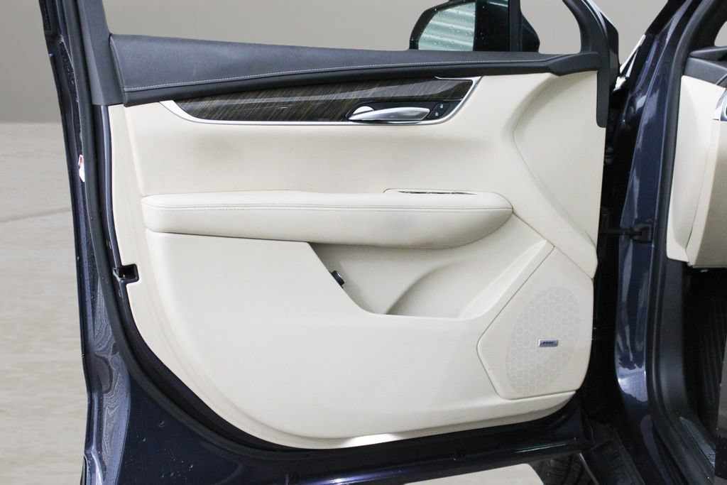 Used 2019 Cadillac XT5 FWD image 16