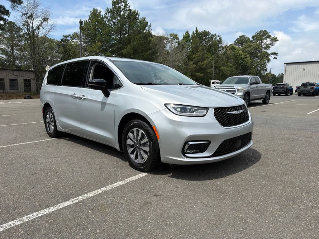 Used 2024 Chrysler Pacifica Limited FWD image 4