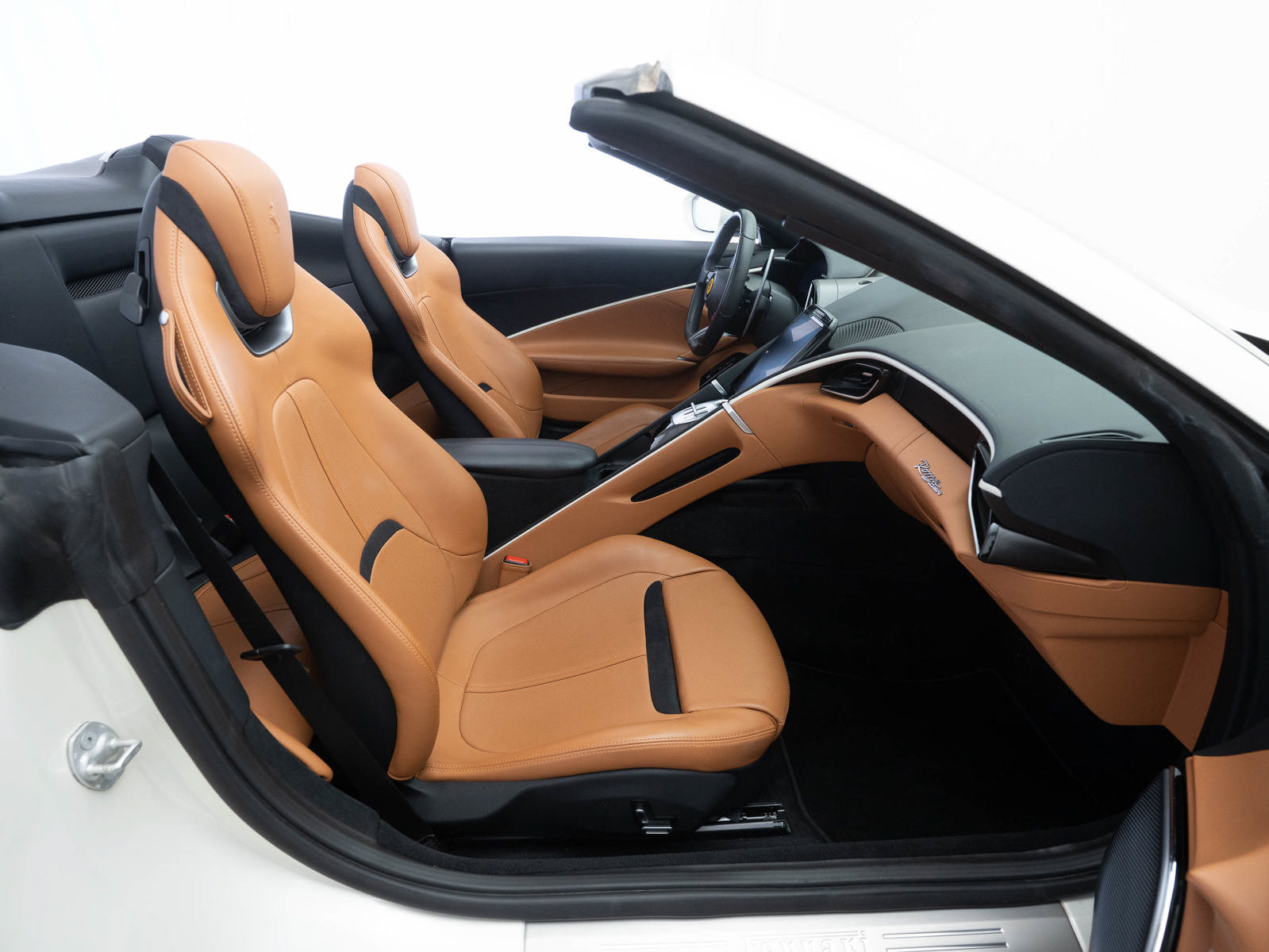 Used 2024 Ferrari Roma Spider RWD image 9