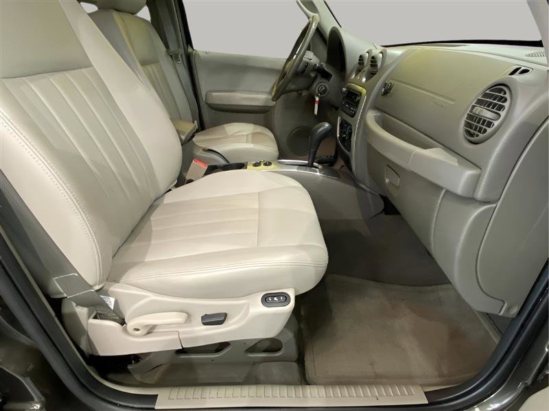 Used 2005 Jeep Liberty Limited image 24