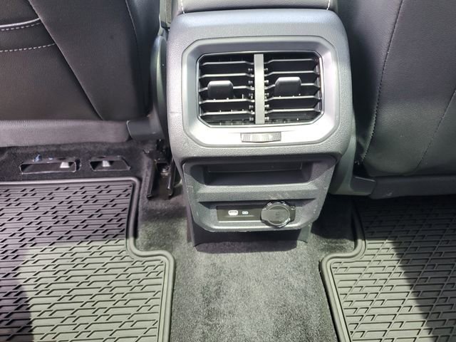 Used 2024 Volkswagen Tiguan SE w/ Panoramic Sunroof Package FWD image 17