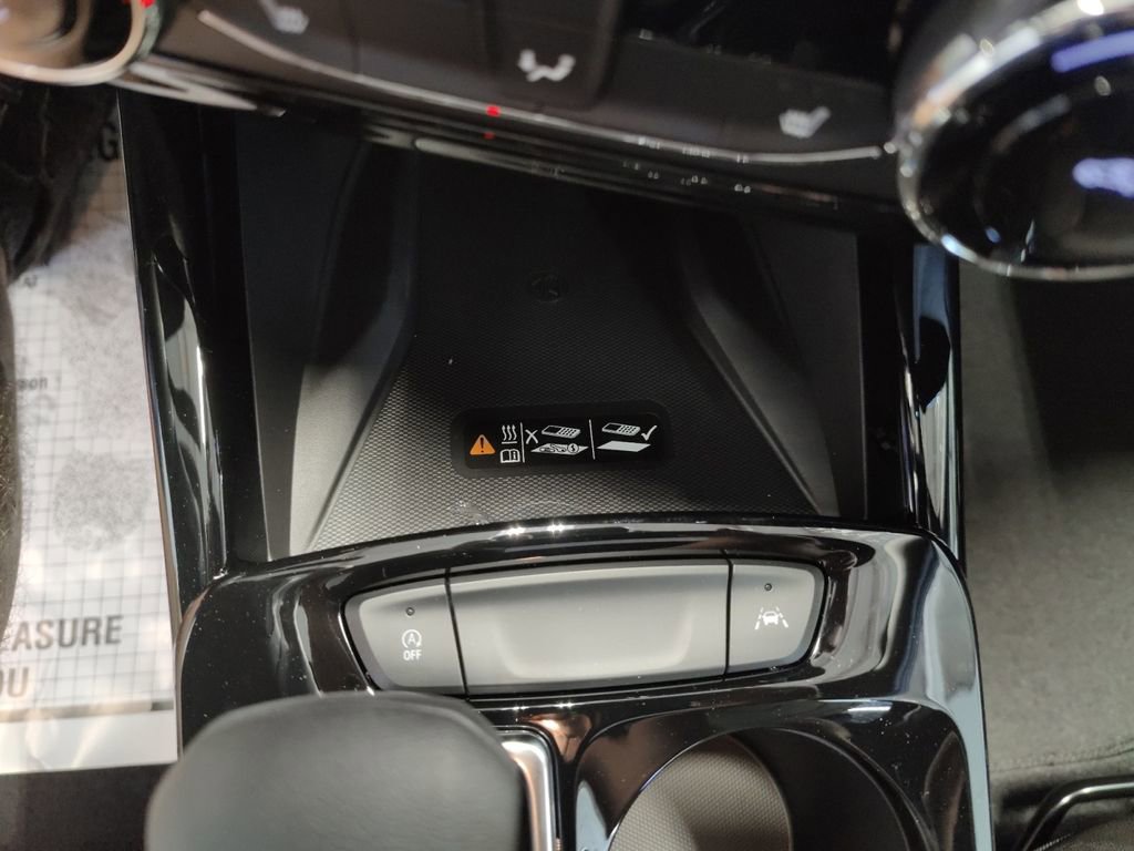 New 2025 Chevrolet Trax RS w/ Sunroof Package image 23