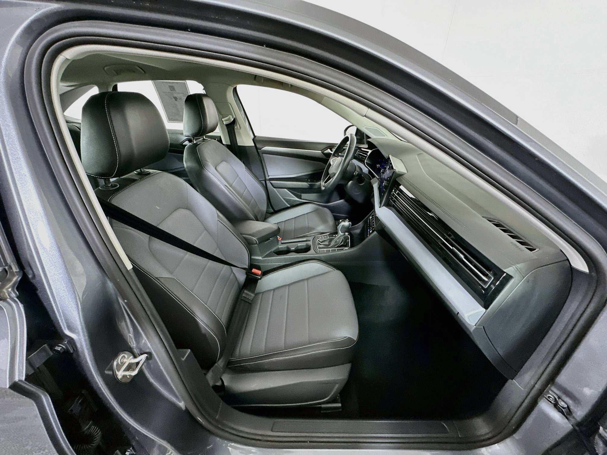 Used 2025 Volkswagen Jetta SE FWD image 33