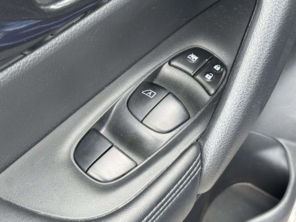 Used 2017 Nissan Rogue S AWD/4WD image 28