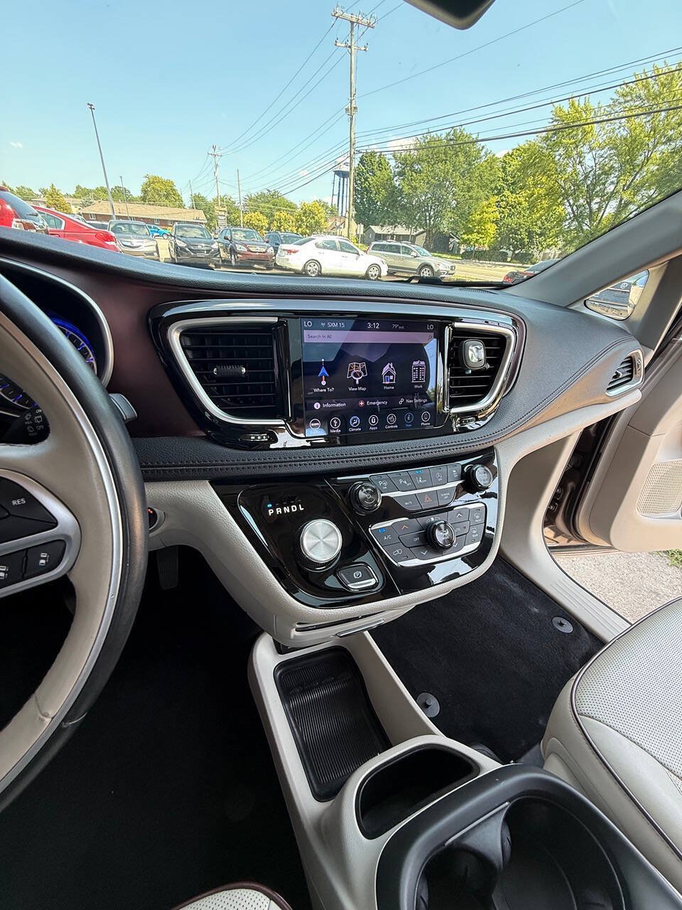 Used 2018 Chrysler Pacifica Limited w/ Tire & Wheel Group FWD image 18
