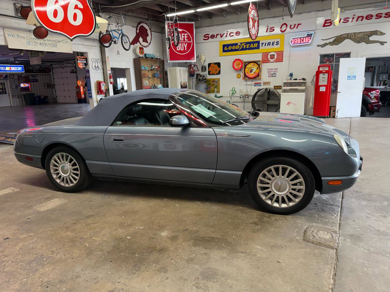Used 2005 Ford Thunderbird RWD image 6