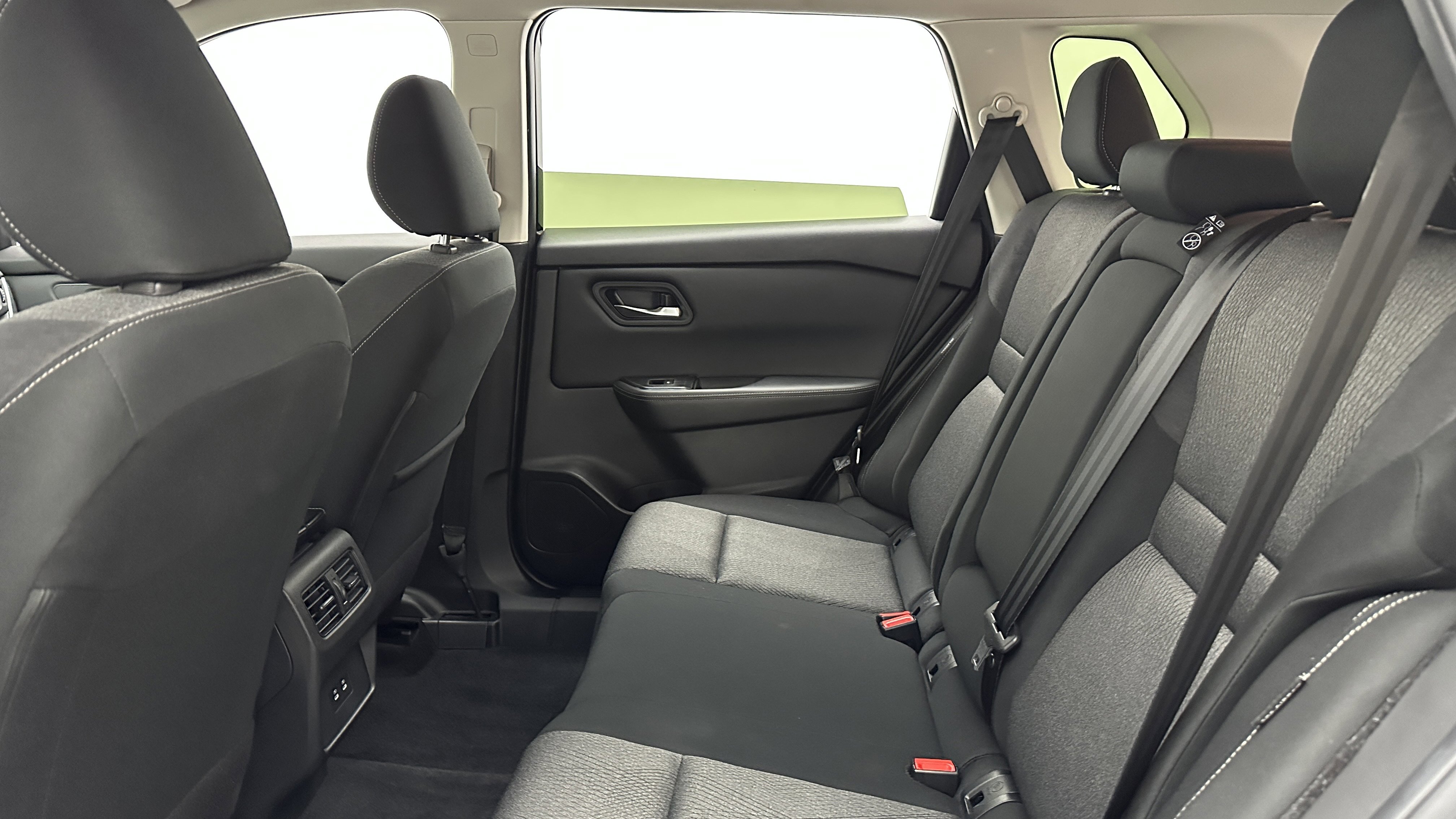 Used 2025 Nissan Rogue SV image 28