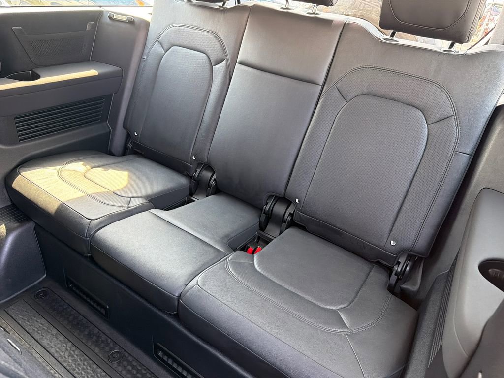 Used 2023 Land Rover Defender 130 S image 19