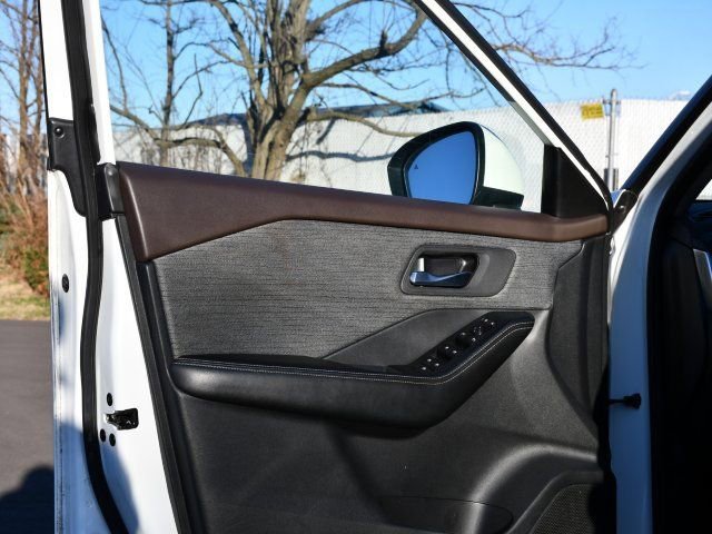 Used 2023 Nissan Rogue SV image 10