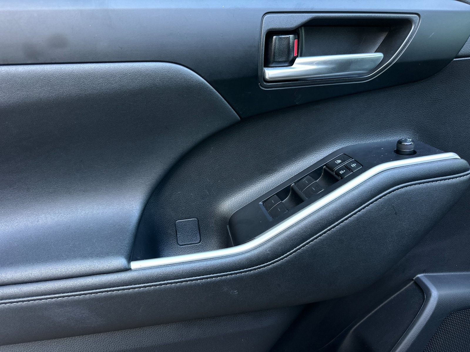 Used 2024 Toyota Highlander XLE image 10