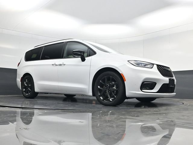 Used 2025 Chrysler Pacifica Limited image 47