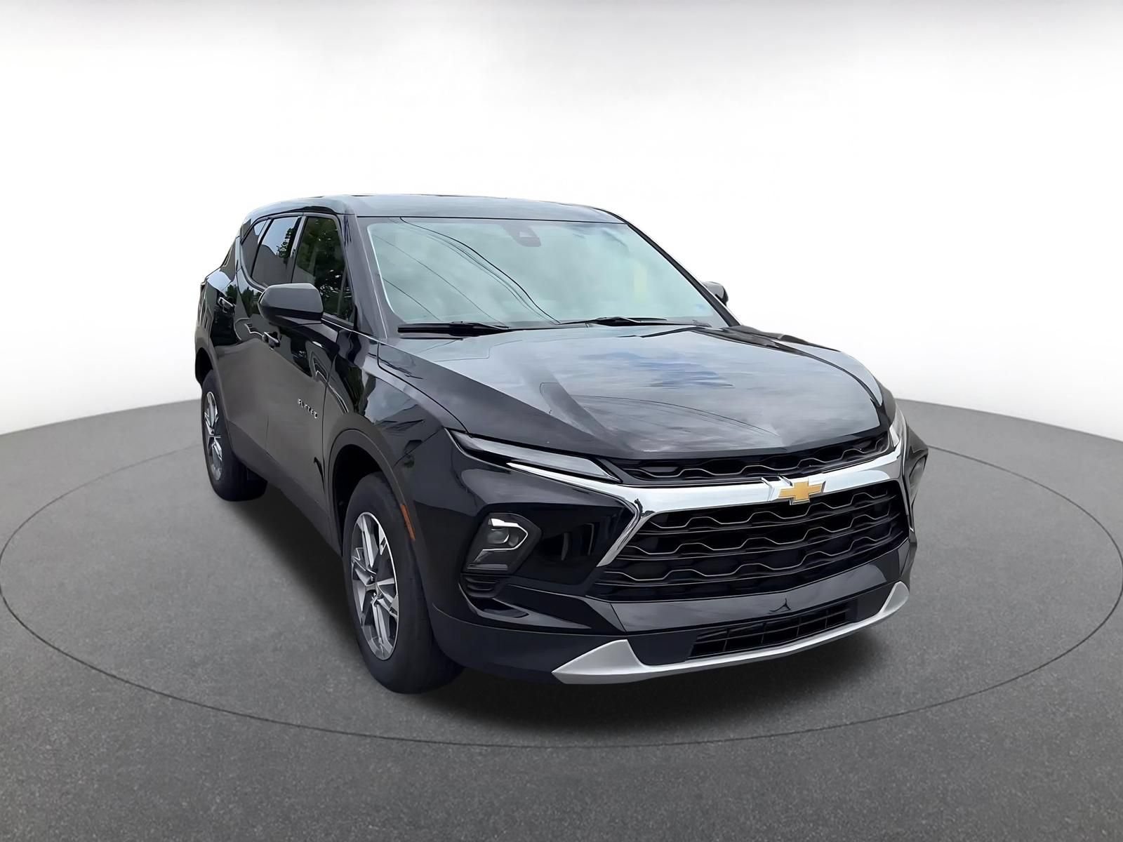 Used 2025 Chevrolet Blazer LT FWD image 3