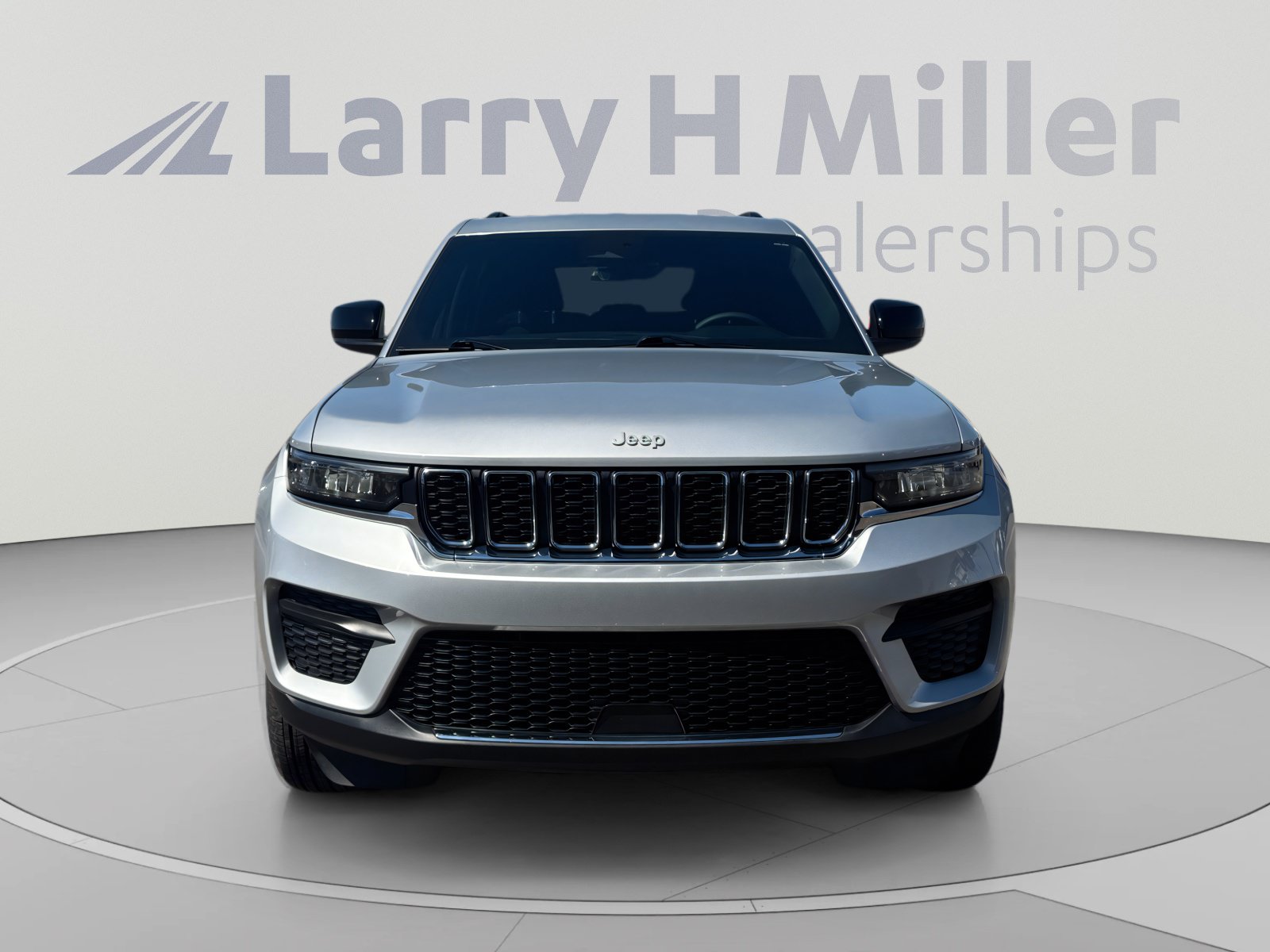 Used 2025 Jeep Grand Cherokee Laredo w/ Luxury Tech Group I AWD/4WD image 8