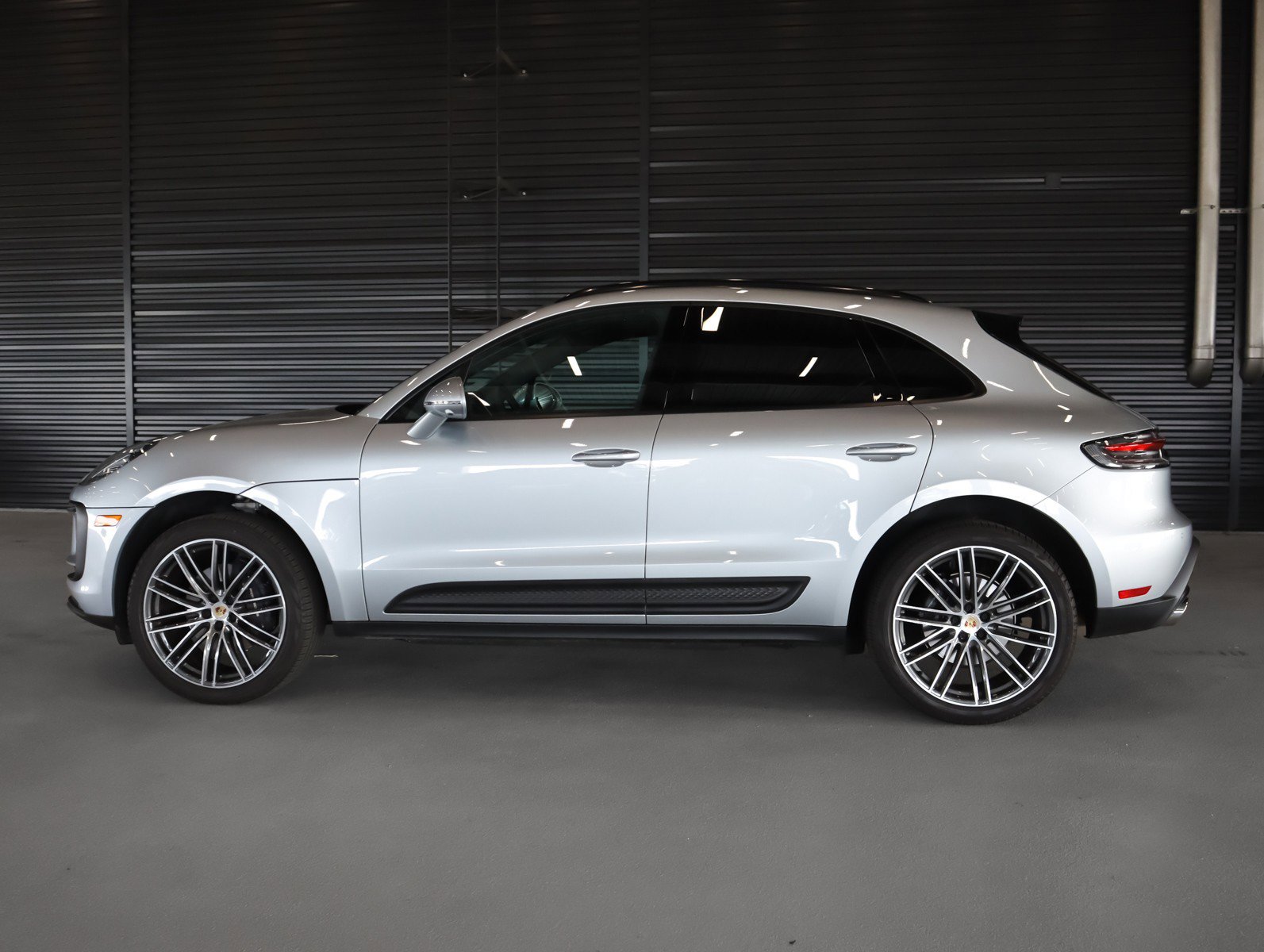 Certified 2026 Porsche Macan AWD/4WD image 2