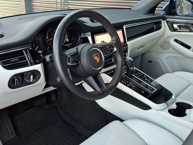 Certified 2026 Porsche Macan AWD/4WD image 4