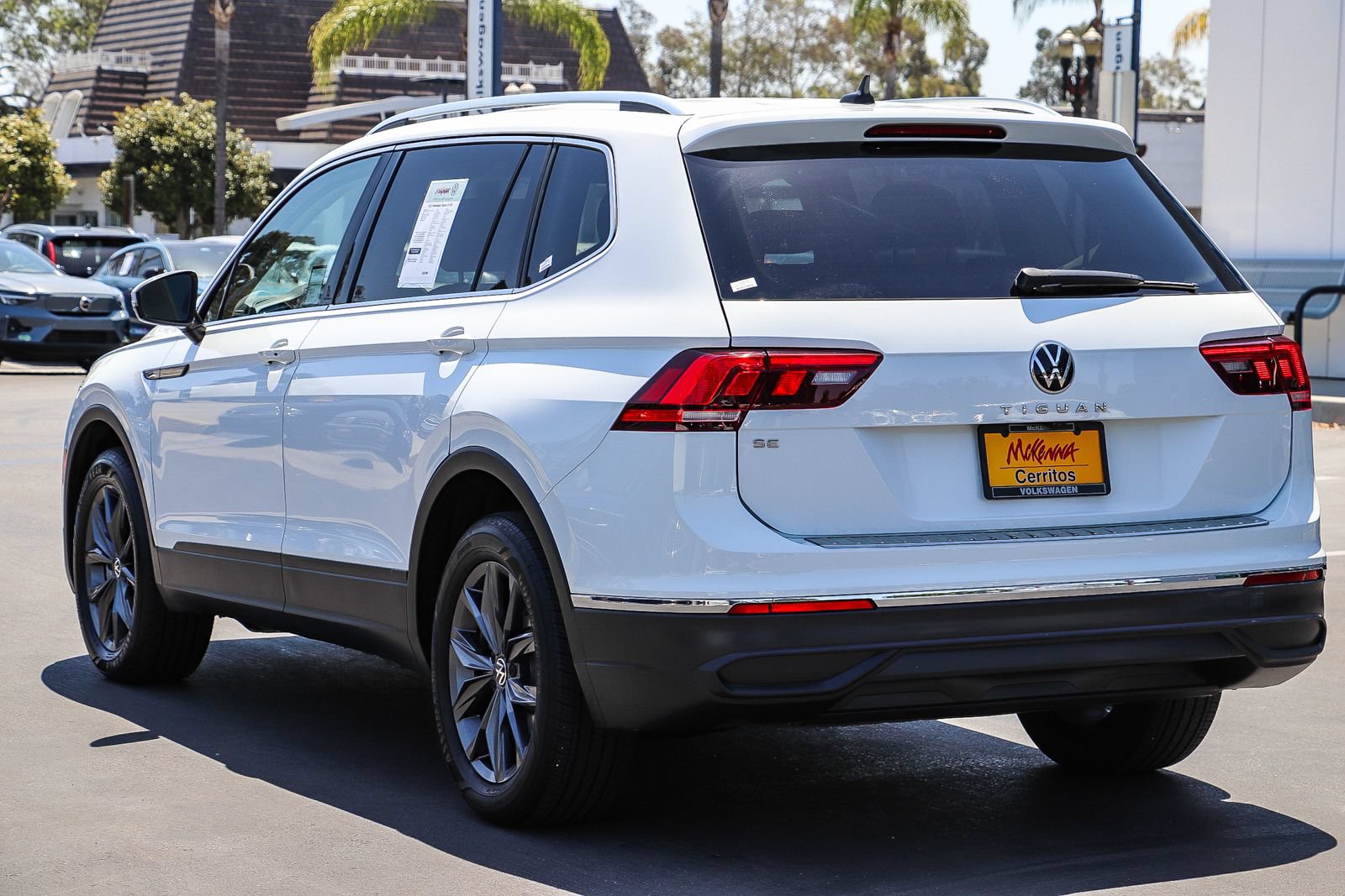 Certified 2022 Volkswagen Tiguan SE FWD image 9