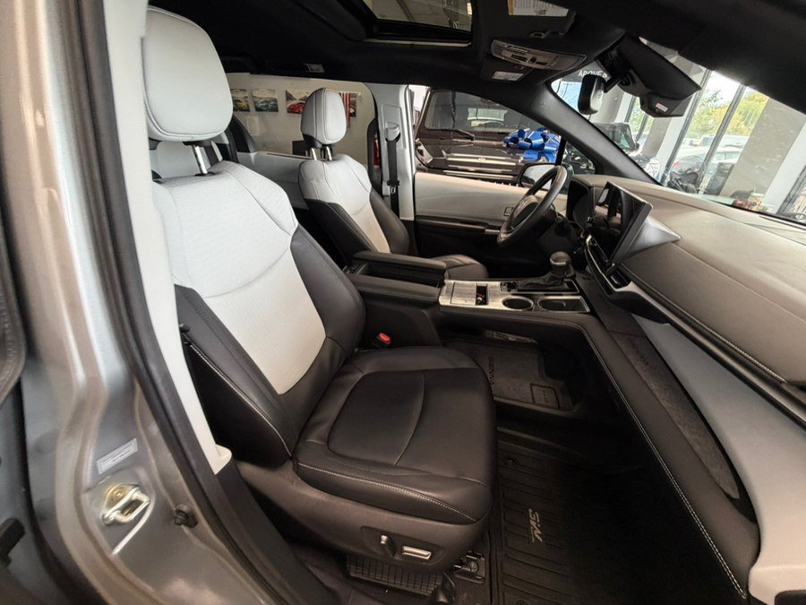 Used 2025 Toyota Sienna XSE FWD image 64