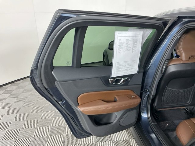 Used 2021 Volvo V60 T5 Cross Country image 25