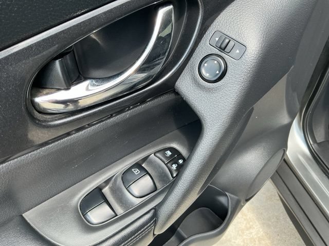Used 2020 Nissan Rogue SV FWD image 18